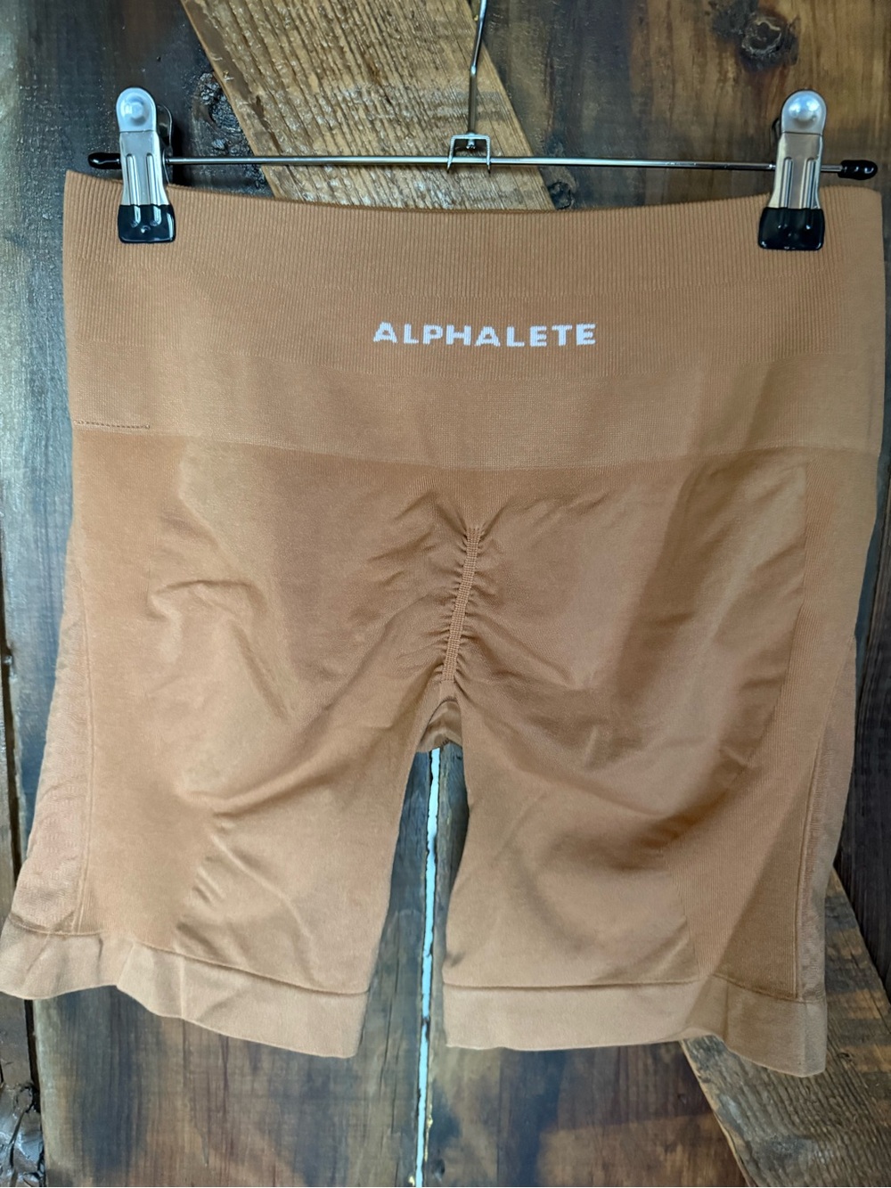 Alphalete women’s Amplify contour shorts 5” color Clay size large